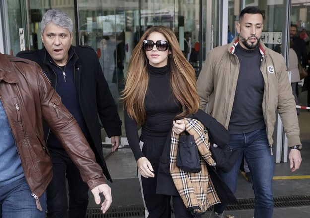Shakira opuszcza w grudniu 2022 roku gmach sadu rodzinnego w Barcelonie /QUIQUE GARCIA /PAP/EPA