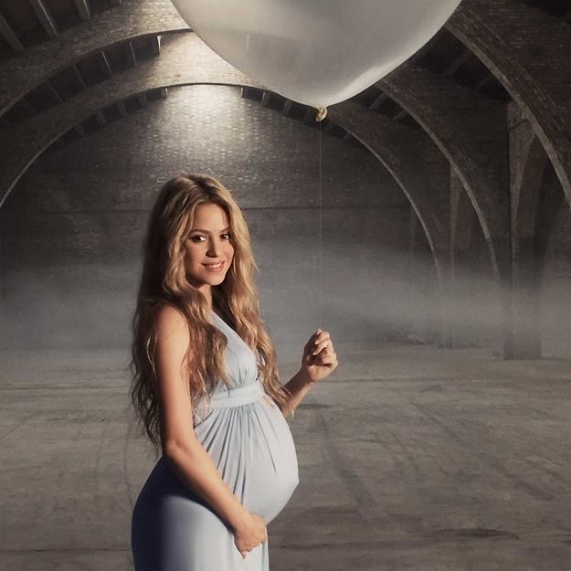Shakira z ciężarnym brzuszkiem na kilkanaście dni przed porodem /oficjalna strona wykonawcy