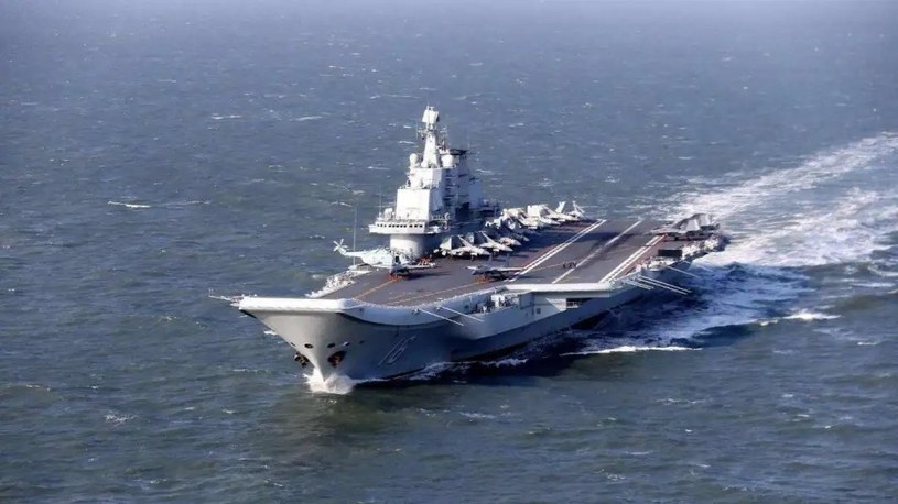 Shandong inaczej jest nazywany Type 002. To bliźniaczy lotniskowiec pierwszego modelu chińskiej marynarki, Liaoning. Jego konstrukcja miała stanowić pomoc w opracowaniu jego potężniejszego następcy nazwanego Fujian /@lixi32730051 /Twitter