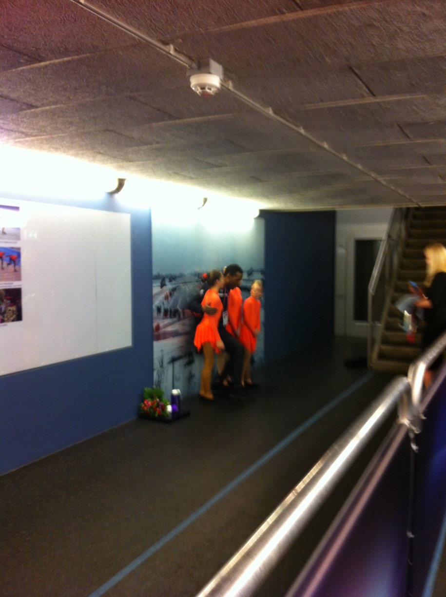 Shani Davis pozuje do zdjęcia z małymi łyżwiarkami figurowymi miejscowego klubu /Tomasz Staniszewski /RMF FM