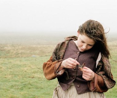 Shannon Beer w scenie z filmu "Wichrowe wzgórza"