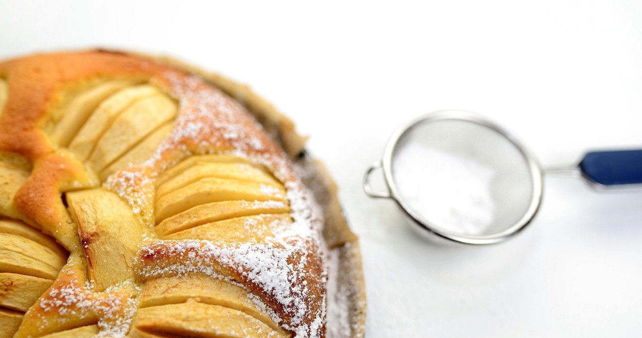 Шарлотка з половинками яблук - ідеальна домашня випічка. Просто і смачно /pixabay.com