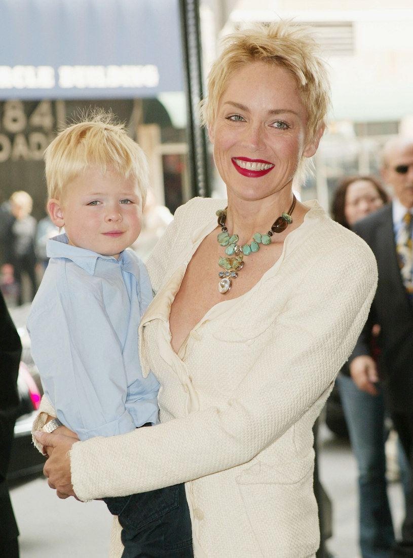Sharon Stone z adoptowanym synem Roanem w 2004 roku &nbsp; /Getty Images/Flash Press Media