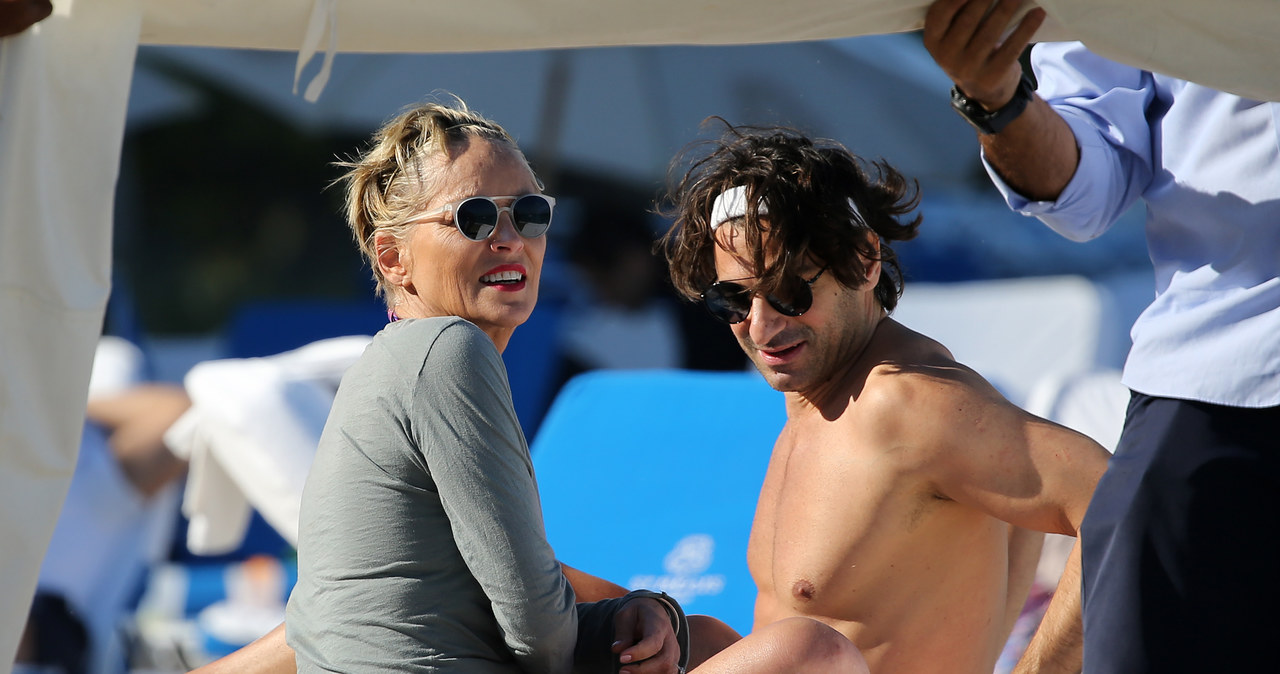 Sharon Stone relaksuje się na plaży z młodym kochankiem! - pomponik.pl