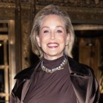 minimalizm Sharon Stone zachwyciła na ulicy. 68-latka postawiła na kolor, który podbija jesień 2026