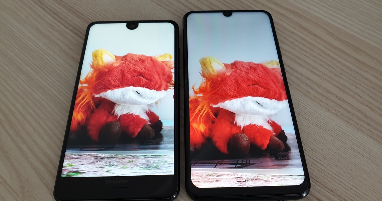 Sharp C10 (po lewej) i Huawei P Series 2019 - telefon Sharpa rzeczywiście prezentuje się nieszablonowo. Takie niewielkie rozmiary znajdą swoich wielbicieli /INTERIA.PL
