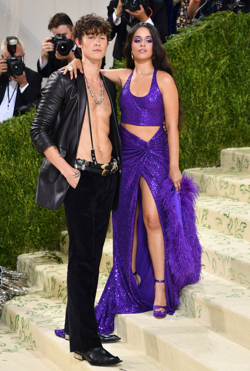 Shawn Mendes (23 l.) i jego partnerka Camila Cabello (24 l.) /AFP/ Angela Weiss /East News