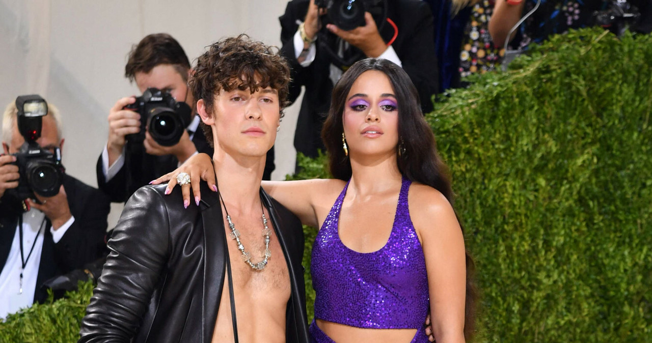 Shawn Mendes (23 l.) i jego partnerka Camila Cabello (24 l.) /AFP/ Angela Weiss /East News