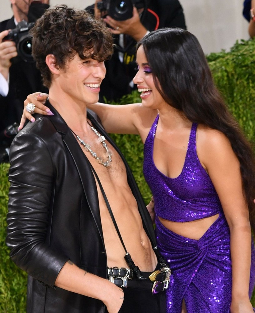 Shawn Mendes (23 l.) i jego partnerka Camila Cabello (24 l.) /AFP/ Angela Weiss /East News