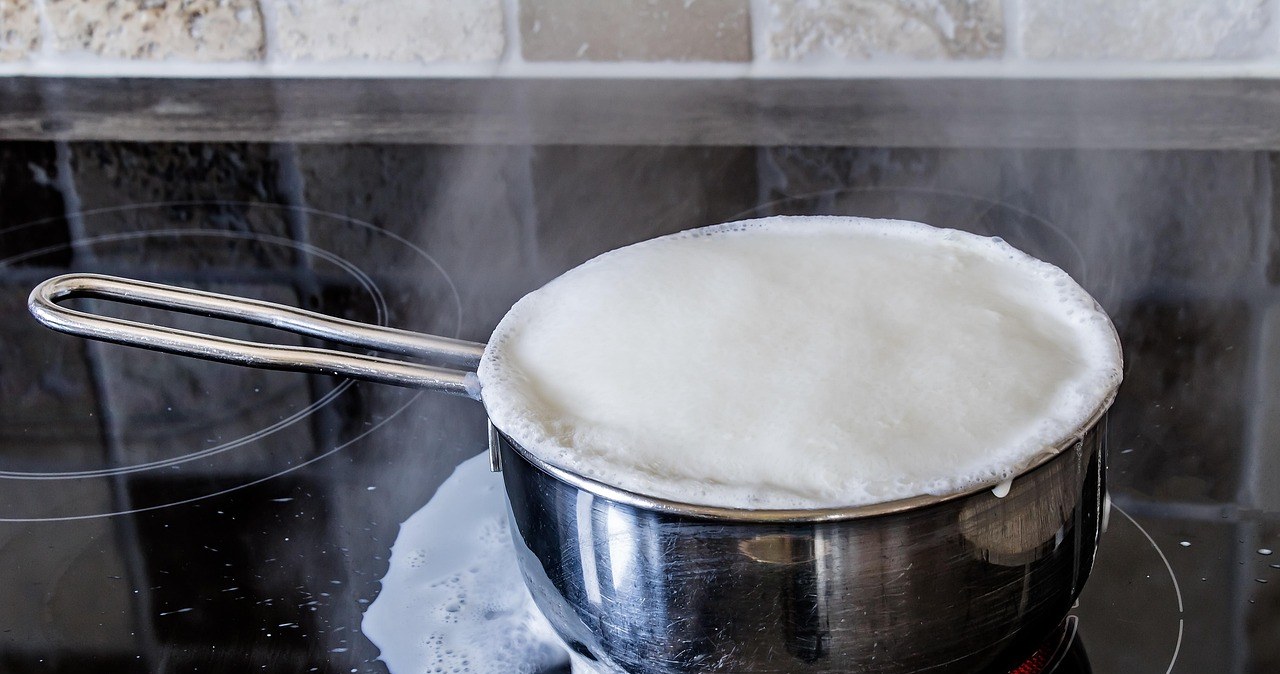 Що робити, щоб молоко "не тікало" з каструлі при нагріванні? Простий метод допоможе /pixabay.com