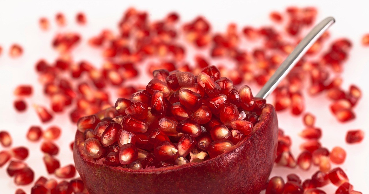 Щоб отримати корисний гранатовий сік, зерна можна помістити в соковитискач або збити в блендері /pixabay.com