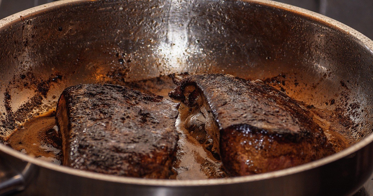 Щоб повністю відчути ніжний смак печінки, варто тушкувати її з цибулею /pixabay.com