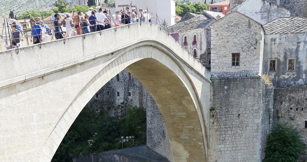 Щороку в останні вихідні липня відбуваються змагання зі стрибків з мосту у воду, в яких беруть участь близько 100 осіб /Domena publiczna