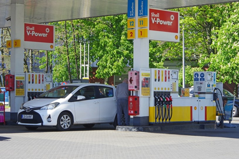 Shell oszalał? Zamieni 1000 stacji paliw na ładowarki do elektryków /Marek BAZAK/East News /East News