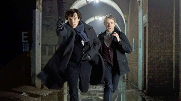Sherlock (Benedict Cumberbatch) i Watson (Martin Freeman) w pościgu za przestępcą /materiały prasowe