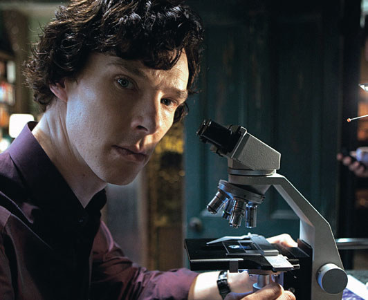 „Sherlock
Holmes i upiorna panna młoda”: Tuż przed emisją kolejnego sezonu
(wiosna 2016 r.) „Sherlocka”
TVP 2 zaprasza na specjalny
pełnometrażowy odcinek: „Sherlock
Holmes i upiorna panna młoda”.
Tym razem detektyw (Benedict
Cumberbatch) usiłuje rozwiązać
zagadkę ulicznego... ducha. /materiały prasowe
