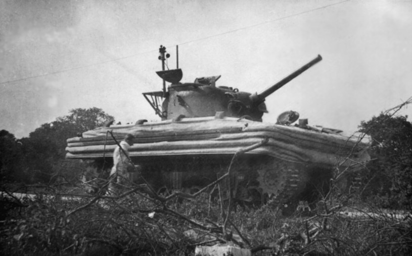 Sherman DD w Normandii /Wikimedia Commons /INTERIA.PL/materiały prasowe