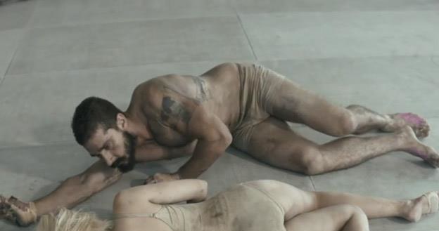 Shia LaBeouf i Maddie Ziegler w teledysku "Elastic Heart" Sii /