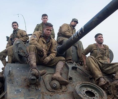 Shia LaBeouf, Logan Lerman, Brad Pitt, Michael Pena i Jon Bernthal w scenie z filmu "Furia"