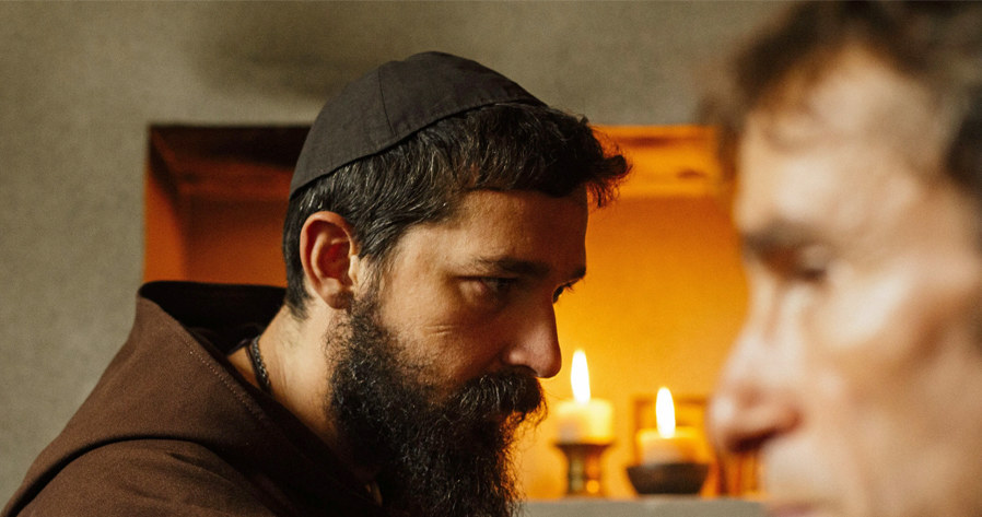 Shia LaBeouf w scenie z filmu "Padre Pio" /materiały prasowe