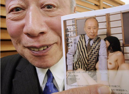 Shigeo Tokuda prezentuje kadr z filmu ze swoim udziałem, Tokio, 5 marca 2009 /AFP