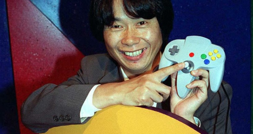 Shigeru Miyamoto prezentujący konsolę Nintendo 64 podczas targów E3 w Los Angeles w 1995 roku /AFP