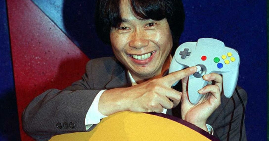 Shigeru Miyamoto prezentujący konsolę Nintendo 64 podczas targów E3 w Los Angeles w 1995 roku /AFP