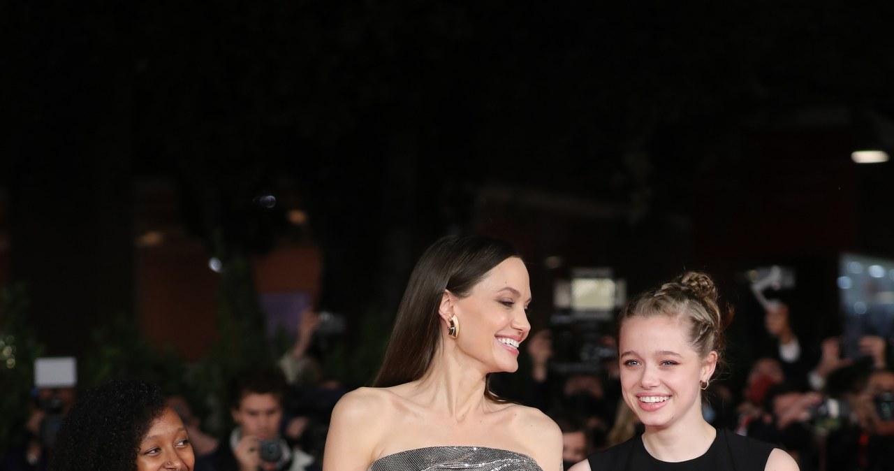 Shiloh Jolie-Pitt z mamą i siostrą /Getty Images