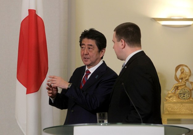 Shinzo Abe i Juri Ratas /TOMS KALNINS  /PAP/EPA