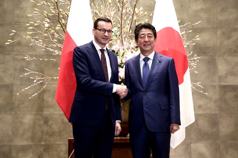 Shinzo Abe, premier Japonii (P) i Mateusz Morawiecki, premier Polski (L). Fot. Behrouz Mehri /PAP/EPA