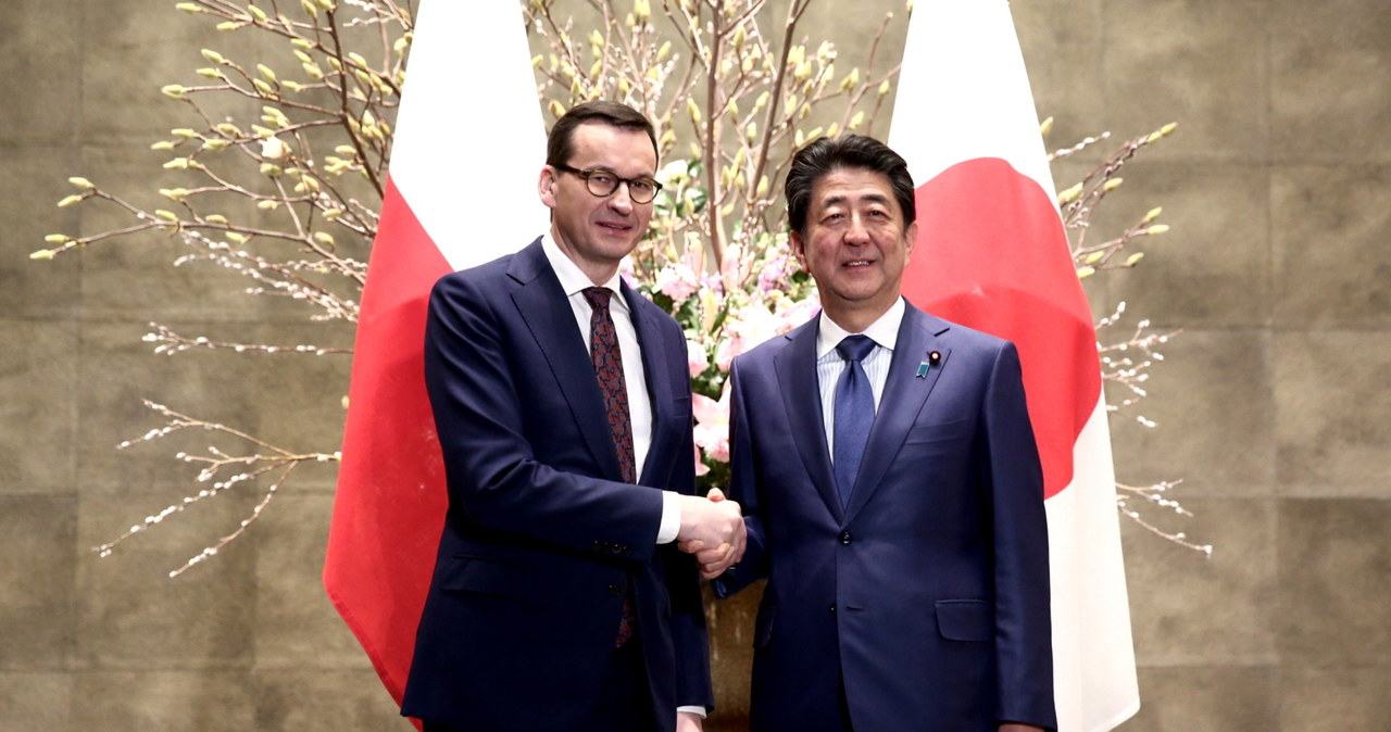 Shinzo Abe, premier Japonii (P) i Mateusz Morawiecki, premier Polski (L). Fot. Behrouz Mehri /PAP/EPA