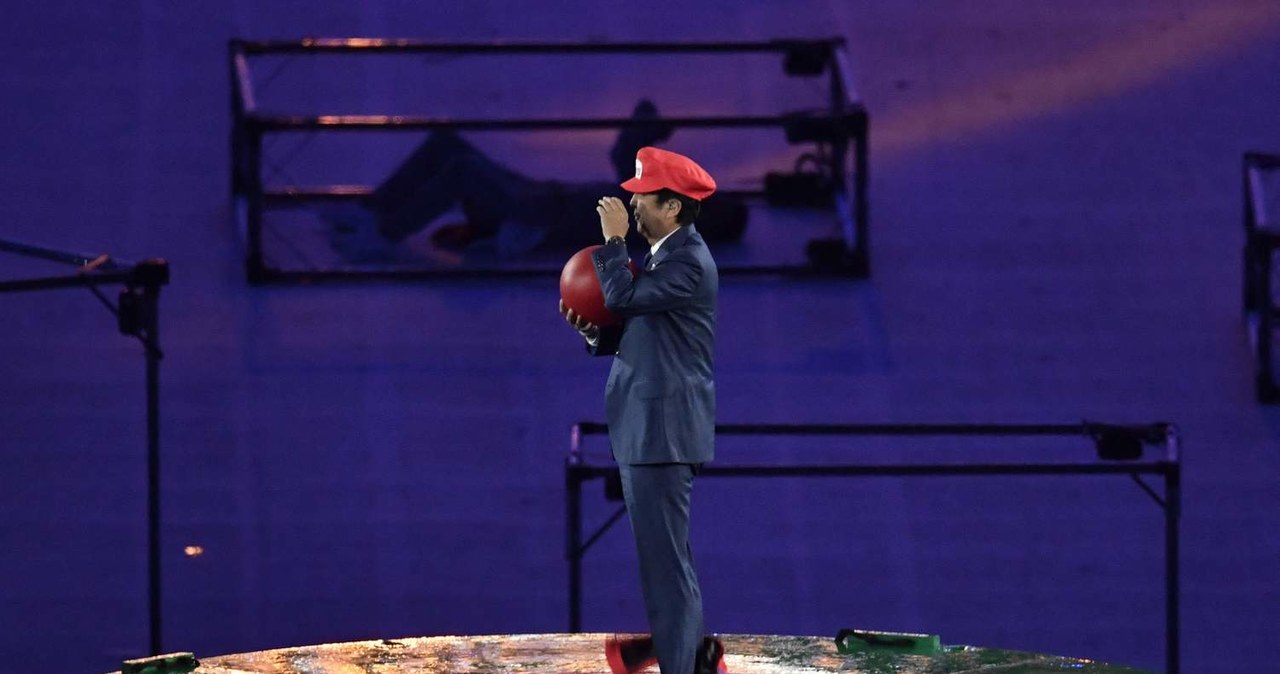 Shinzo Abe w czapce Mario /AFP
