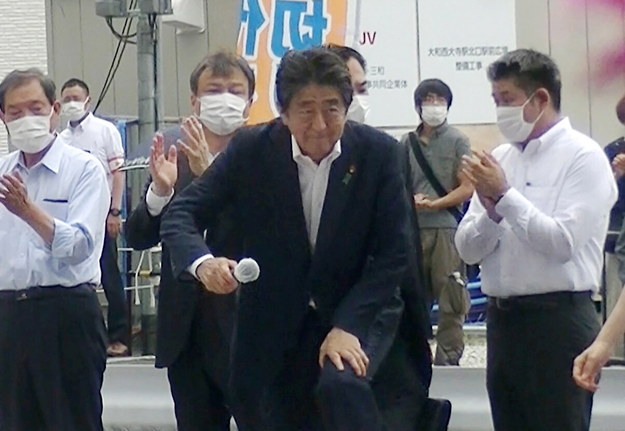 Shinzo Abe w trakcie przemówienia, tuż przed oddaniem strzałów przez napastnika. /JIJI PRESS JAPAN /PAP/EPA