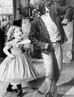 Shirley Temple i Bill Robinson w filmie "Mały pułkownik", reż. D. Butler, 1935 /Encyklopedia Internautica