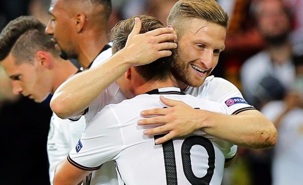 Shkodran Mustafi chce kupić lody swojemu małemu imiennikowi