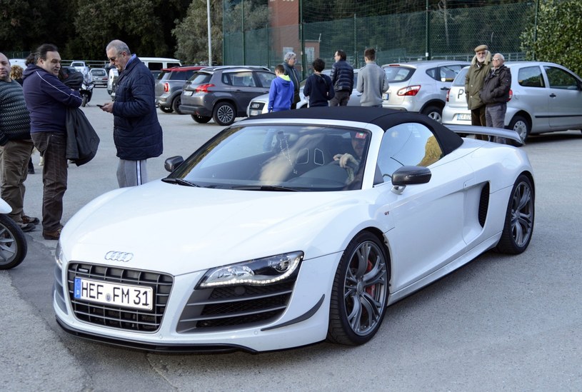 Shkodran Mustafi i Audi R8 /pixathlon /Reporter