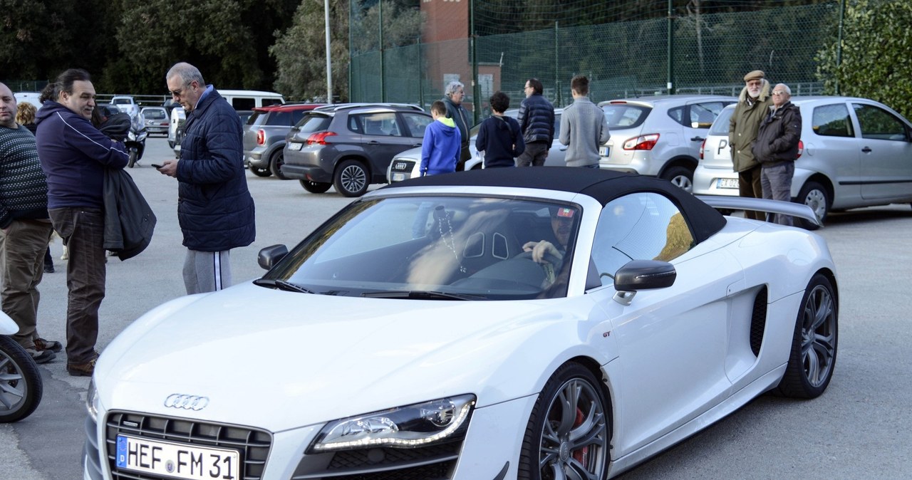 Shkodran Mustafi i Audi R8 /pixathlon /Reporter