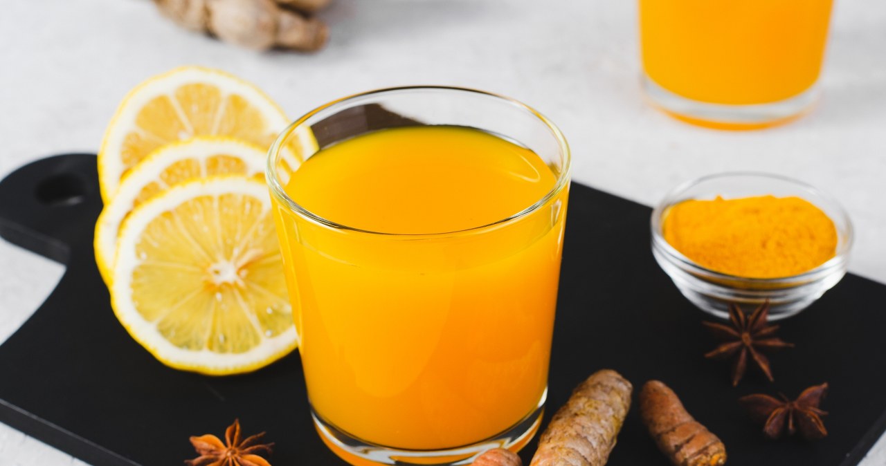 Shot z cytryną i kurkumą na wątrobę i spalanie /123RF/PICSEL