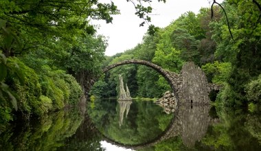 Схоже на кадр з фільму, знаходиться прямо на кордоні. Краєвиди захоплюють дух
