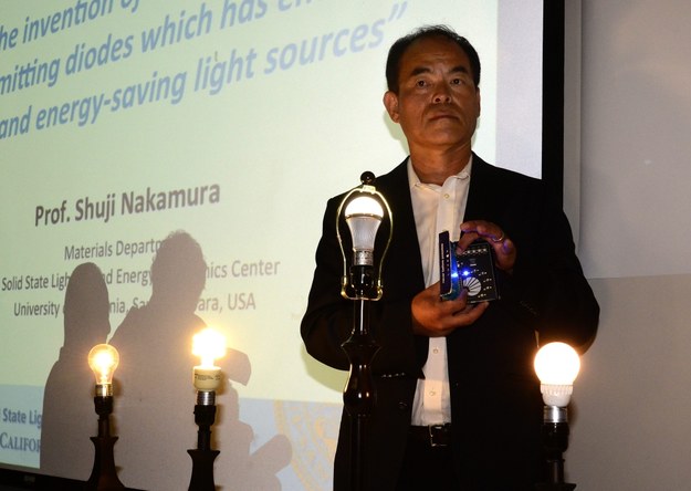 Shuji Nakamura z niebieską diodą /MICHAEL NELSON /PAP/EPA