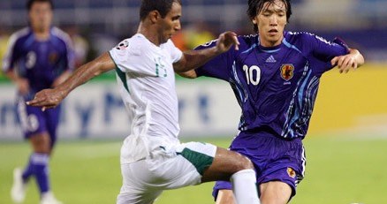 Shunsuke Nakamura, amator kapięli z germanem, w trakcie meczu z Arabią Saudyjską w Pucharze Azji /AFP