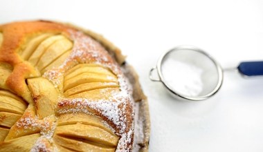 Швидкий пиріг з половинками яблук. Чудова ідея для домашнього чаювання