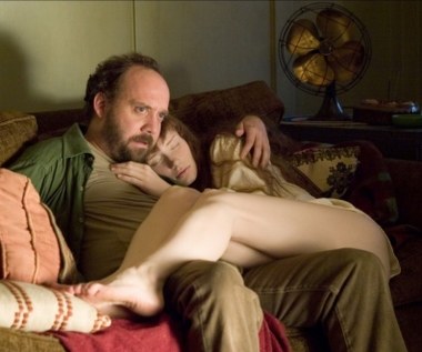 Shyamalan do swoich kolejnych produkcji zatrudnia zazwyczaj przynajmniej jednego aktora, z którym już pracował. W przypadku "Kobiety w błękitnej wodzie" (2006) padło na Bryce Dallas Howard, grającą niewidomą postać z "Osady". Tym razem wcieliła się w mistyczną narfę, którą grany przez Paula Giamattiego bohater musi uratować przed śmiertelnym niebezpieczeństwem.