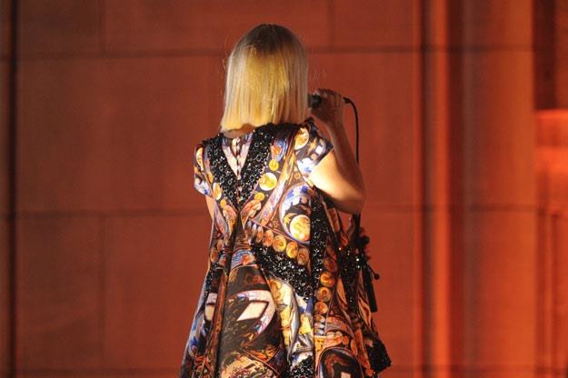 Sia zaczęła występować plecami do publiczności (fot. Bryan Bedder) /Getty Images