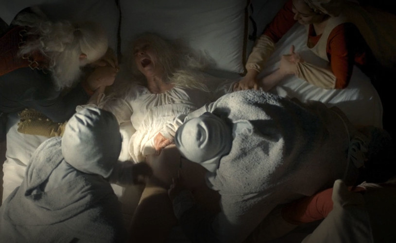 Sian Brooke (Aemma Arryn) w scenie porodu z pierwszego odcinka "Rodu smoka" /HBO