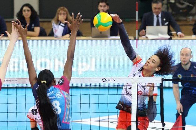 Siatkarka ŁKS Commercecon Łódź Valentina Diouf (P) i Paola Ogechi Egonu (L) z Allianz Vero Volley Milano podczas pierwszego meczu ćwierćfinałowego Ligi Mistrzyń, 02.20.2024 r. /Marian Zubrzycki /PAP