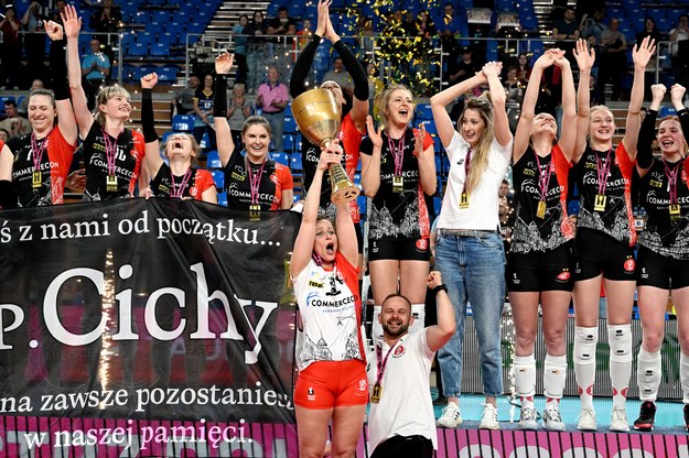 Siatkarki ŁKS Commercecon Łódź cieszą się z mistrzostwa Polski / 	Darek Delmanowicz    /PAP
