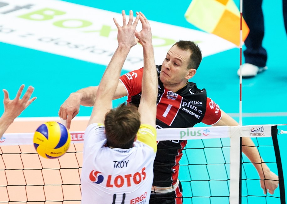 Siatkarz Lotosu Trefl Gdańsk Murphy Troy i Bartosz Kurek z Asseco Resovia Rzeszów, podczas meczu Ekstraklasy /Adam Warżawa /PAP