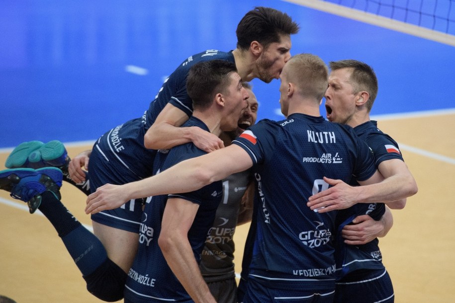 Siatkarze Grupy Azoty Kędzierzyn-Koźle cieszą się podczas meczu grupy A Ligi Mistrzów z PGE Skrą Bełchatów /	Grzegorz Michałowski   /PAP/EPA