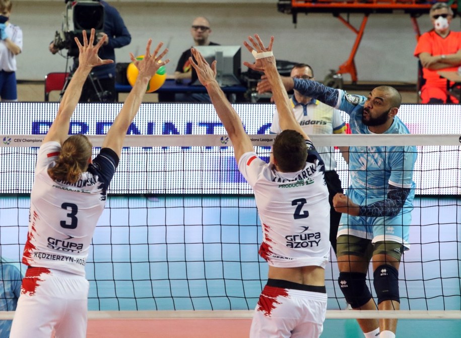 Siatkarze Grupy Azoty Kędzierzyn-Koźle Jakub Kochanowski (L) i Łukasz Kaczmarek (2P) oraz Earvin Ngapeth (P) z Zenitu Kazań podczas meczu półfinałowego Ligi Mistrzów /Krzysztof Świderski /PAP